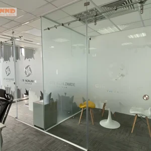 Thương hiệu in dấu ngay trên kính, đơn giản mà cực kỳ ấn tượng.