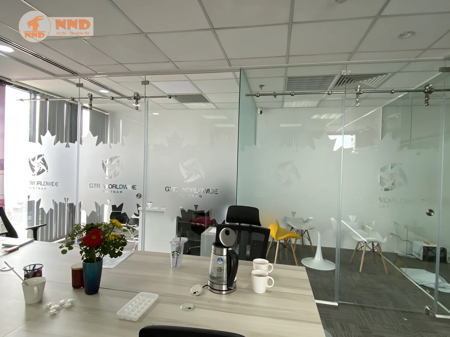 Dán decal mờ cắt logo – lựa chọn thông minh cho văn phòng hiện đại.