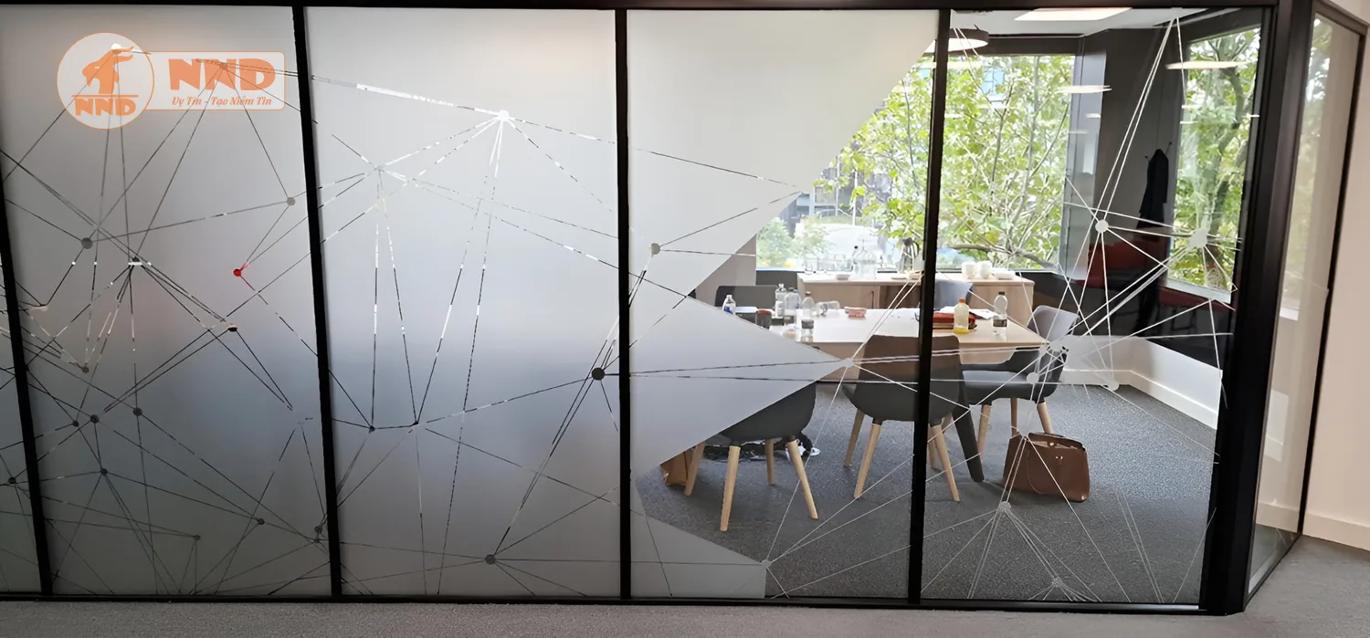 Mặt kính như một bức tranh khi kết hợp decal mờ cắt họa tiết.