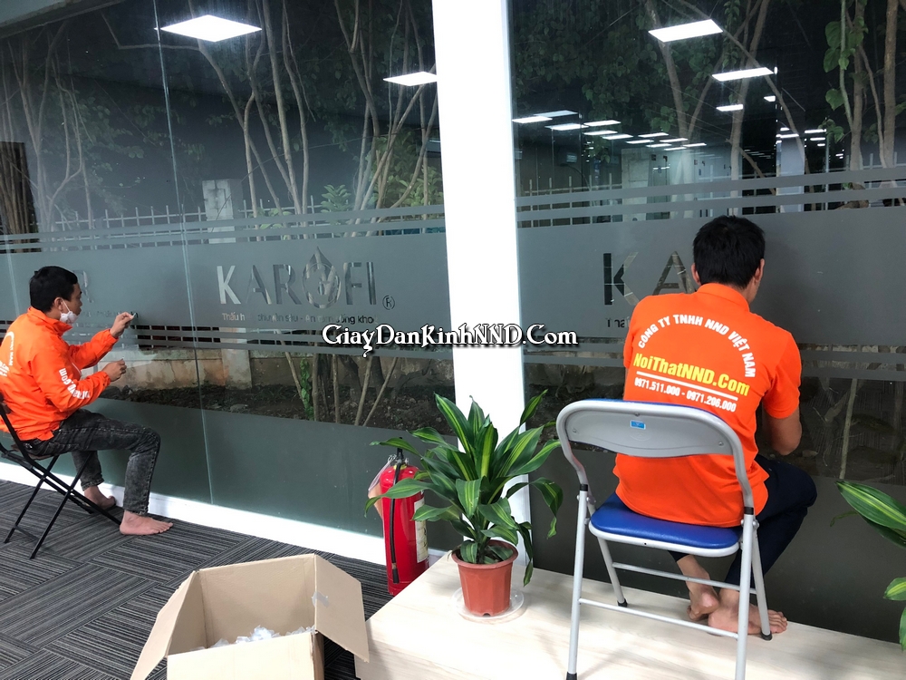 Dán decal mờ tập đoàn Karofi