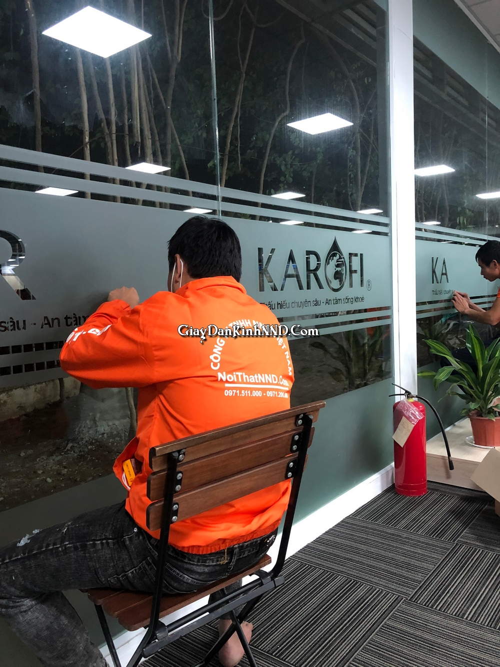 Dán decal mờ tập đoàn Karofi