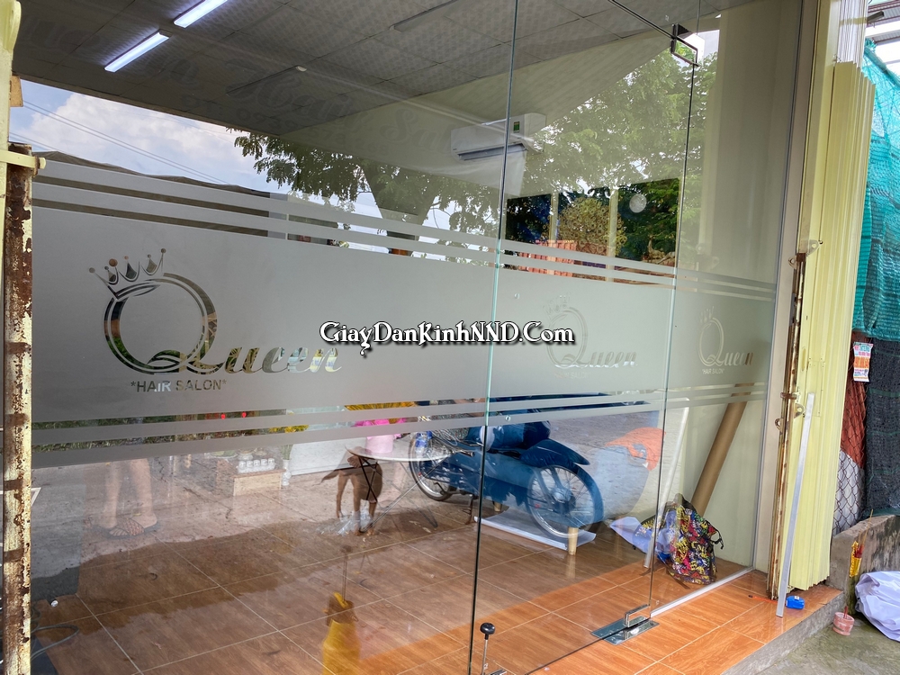 Cắt cnc đục thủng trên nền decal mờ cho salon tóc Queen