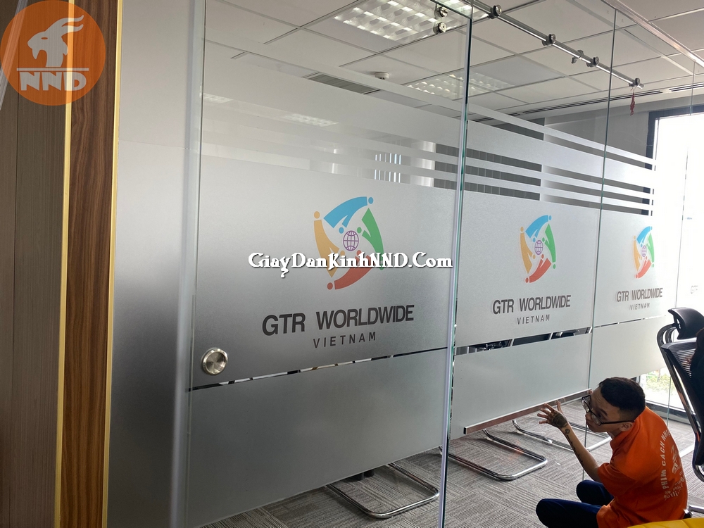 Cắt decal và in decal mờ dán kính nghệ thuật cho GTR WORLDWIDE VietNam