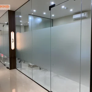 Không gian trở nên hài hòa, dịu mắt với decal kính mờ trơn.