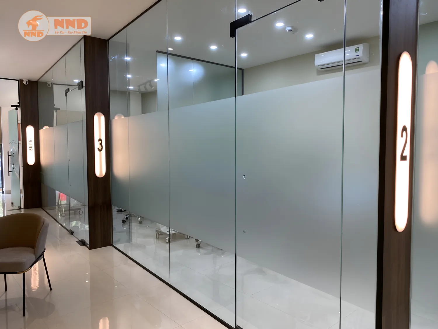 Không gian trở nên hài hòa, dịu mắt với decal kính mờ trơn.