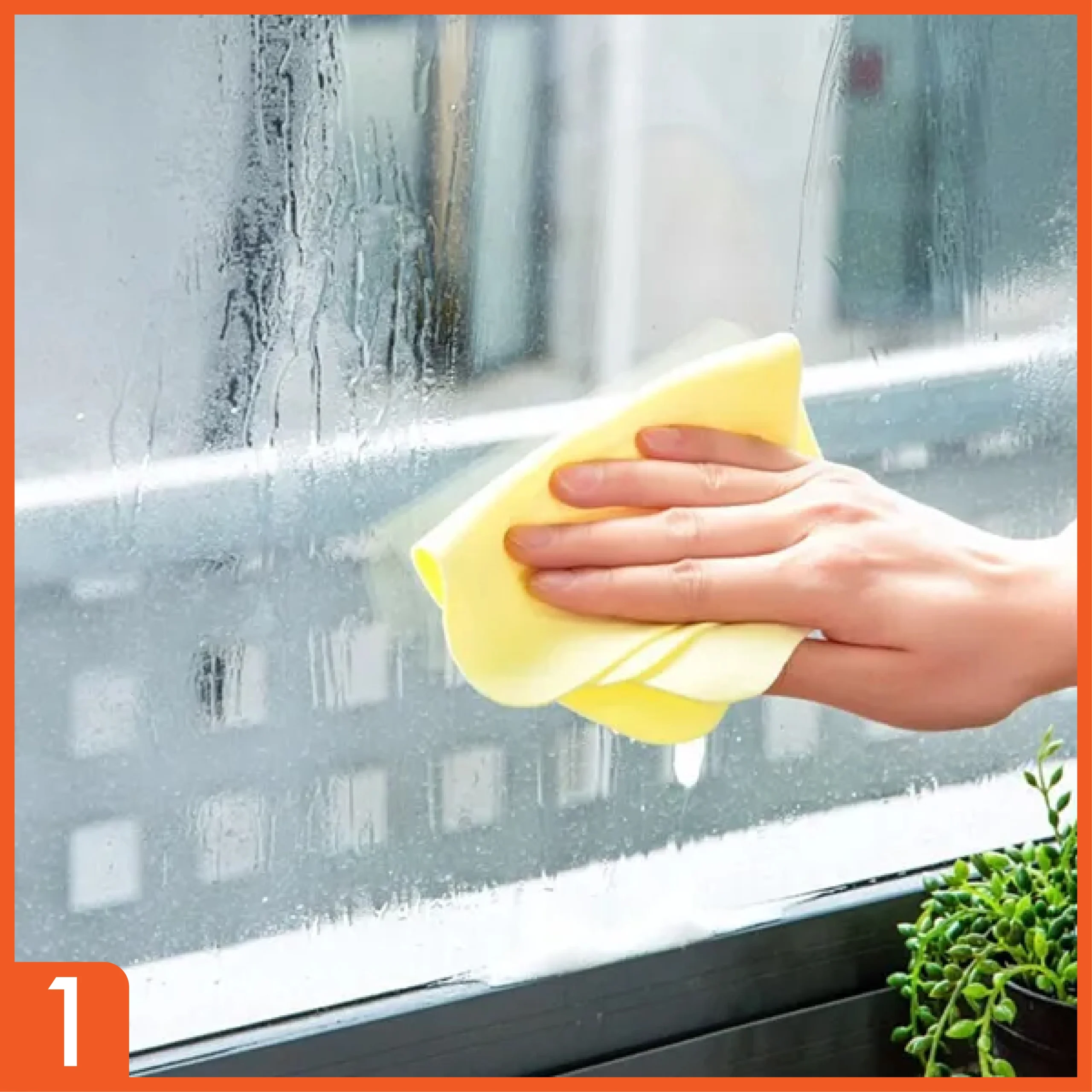 Làm sạch bề mặt kính bằng khăn và nước sạch