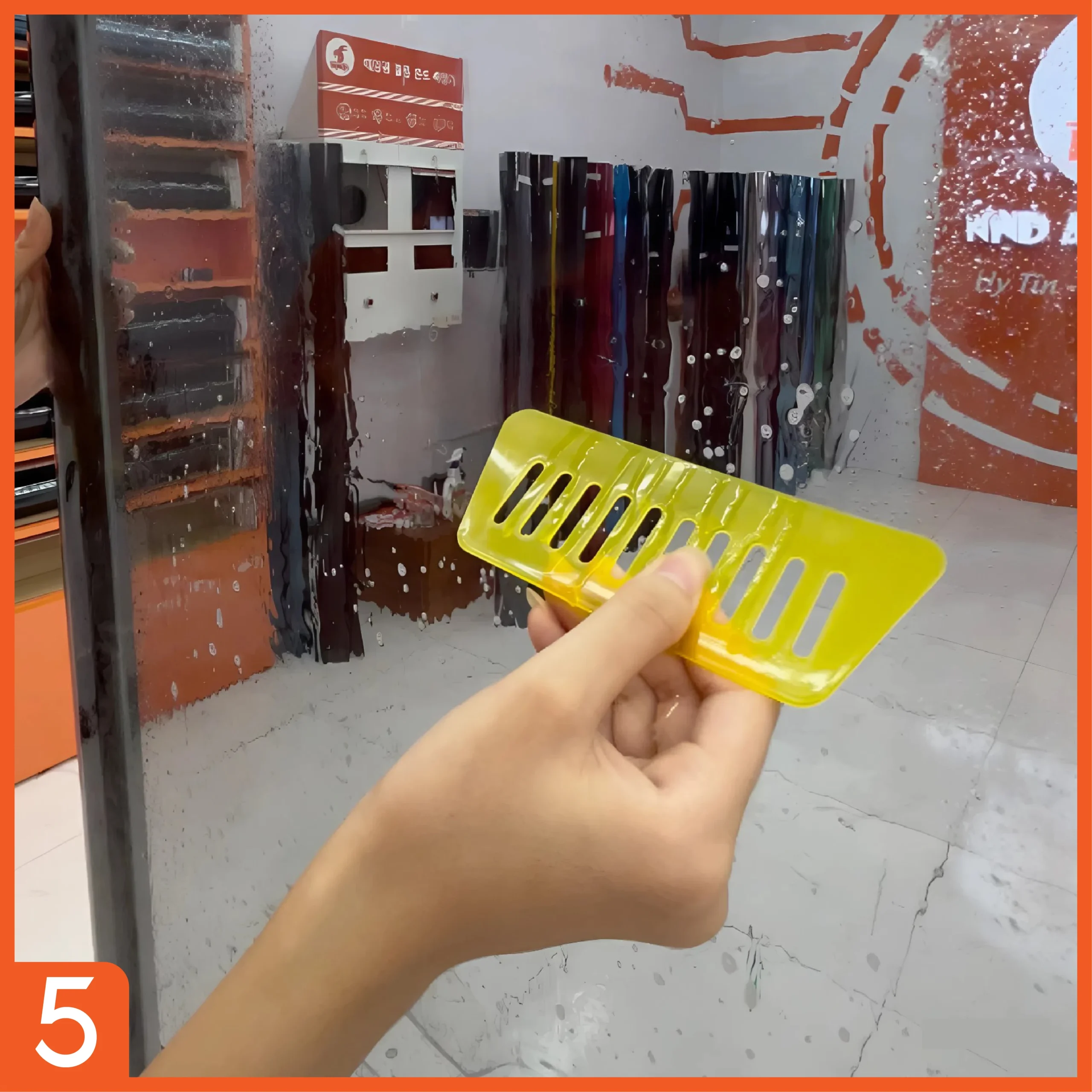 Sử dụng dao gạt để gạt sạch nước và bọt khí 