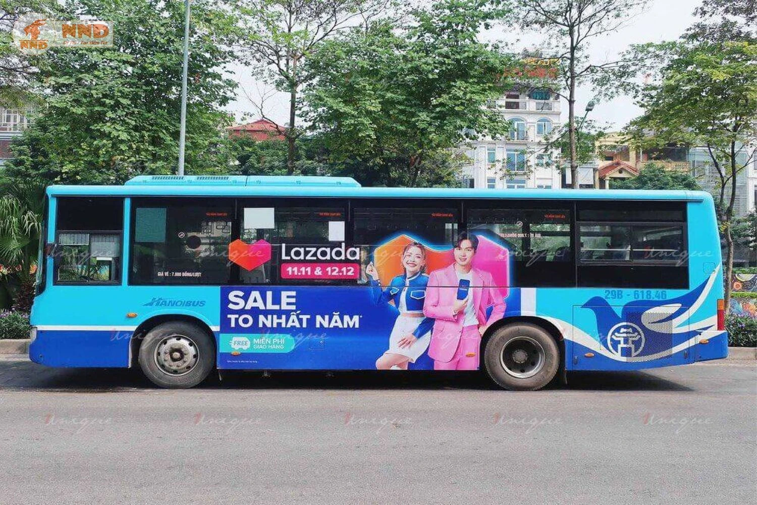 Decal lưới nhìn một chiều – giải pháp quảng cáo mặt kính xe khách