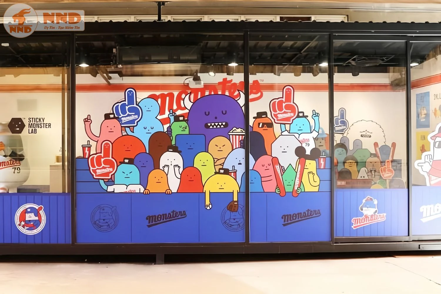 Decal PP dán kính khổ lớn cho công trình, sử dụng vật liệu in bền, màu sắc chân thực