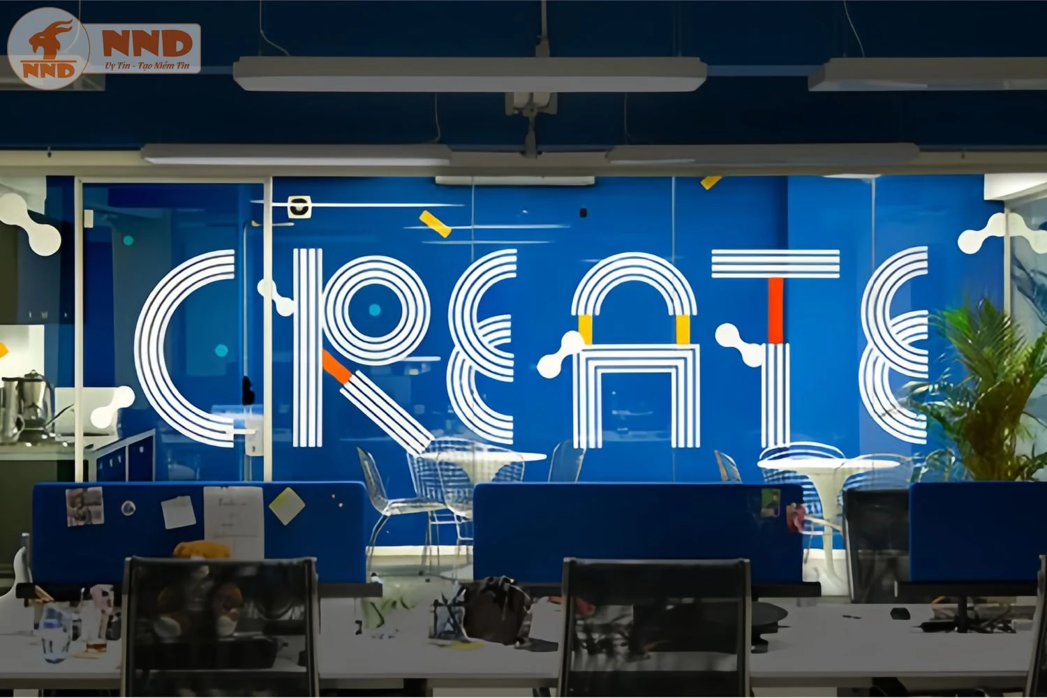 Decal in PP dán kính showroom trưng bày, tạo điểm nhấn thu hút khách hàng