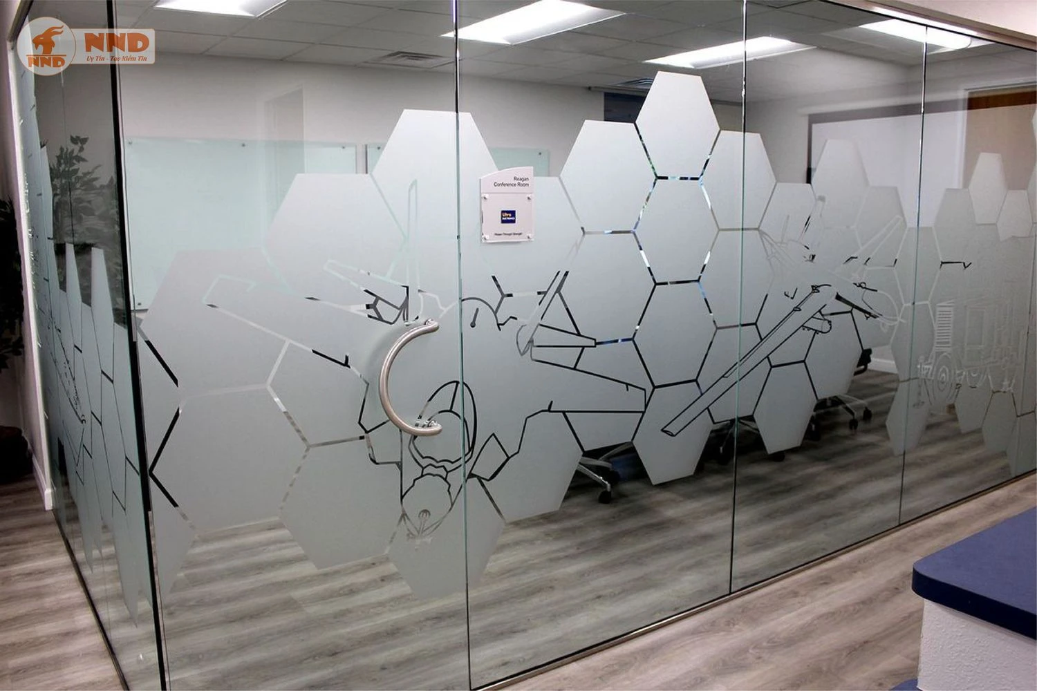 Decal cắt âm bản trang trí kính