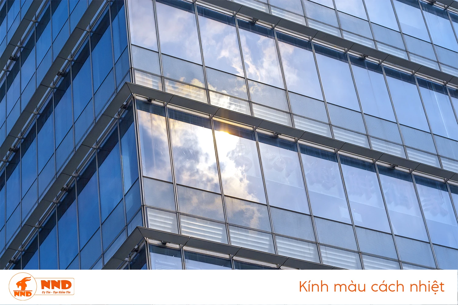 Kính màu bản chất là kính cường lực thông thường được phủ màu. Cơ bản chúng không có tác dụng chống nắng cách nhiệt.