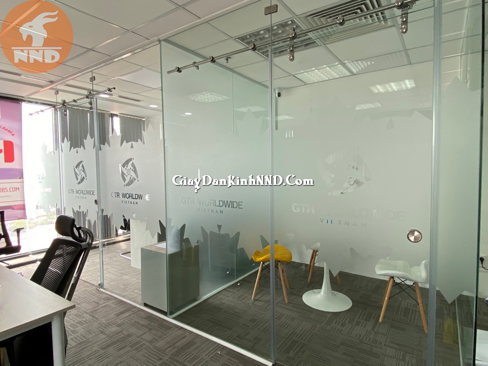 Cắt chữ trên nền mờ là dạng in cắt decal vô cùng phổ biến cho văn phòng Cắt chữ trên nền mờ là dạng in cắt decal vô cùng phổ biến cho văn phòng
