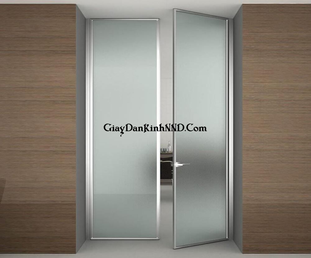 Dán decal mờ che vách kính thông phòng khách đơn giản và đẹp mắt Dán decal mờ che vách kính thông phòng khách đơn giản và đẹp mắt