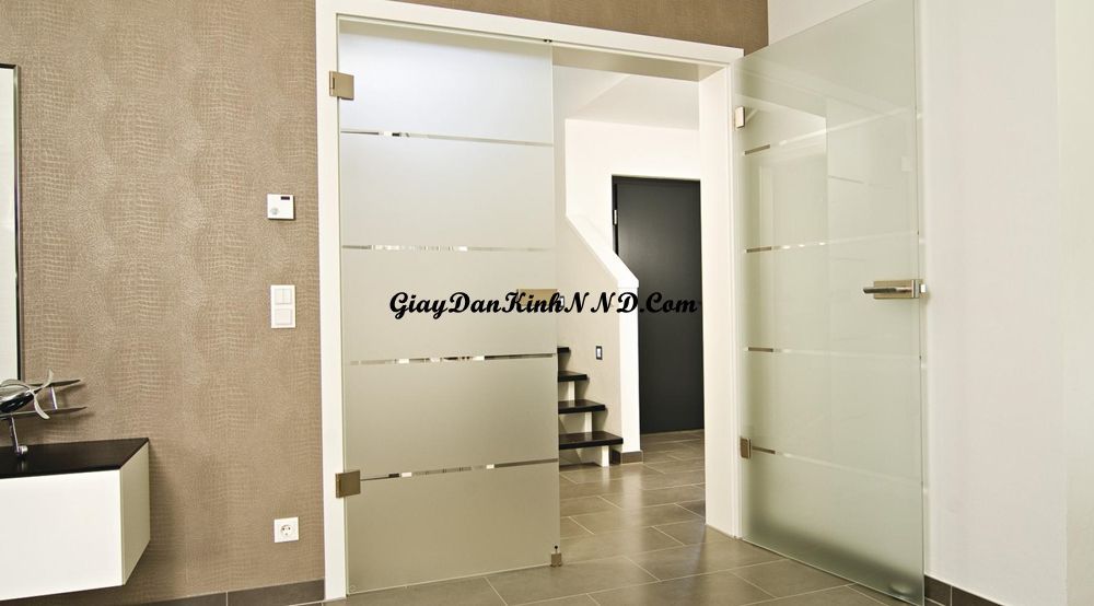 Dán kính cửa ra vào kết hợp kẻ chỉ cho cửa ra vào.