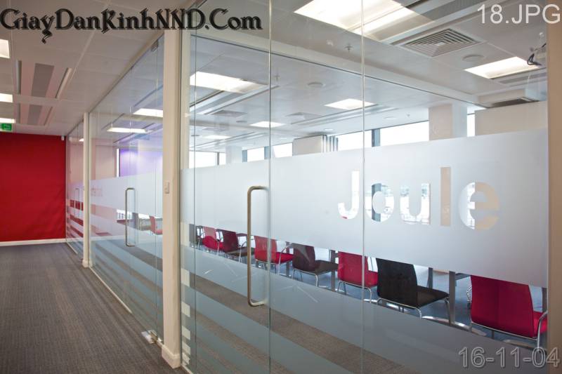 Dán kính phòng làm việc cho sếp giúp tăng giá trị thương hiệu và thẩm mỹ Dán kính phòng làm việc cho sếp giúp tăng giá trị thương hiệu và thẩm mỹ