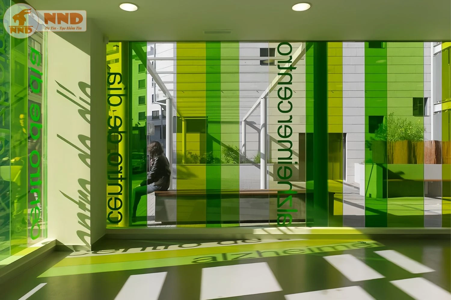 Decal trong suốt họa tiết nhẹ