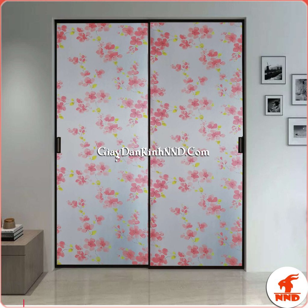 Giấy dán kính trang trí mã A02 có họa tiết hình hoa đào màu đỏ hồng, một gam màu khá nổi bật nhưng không kém phần tinh tế, nhẹ nhàng. Giấy dán kính trang trí mã A02 có họa tiết hình hoa đào màu đỏ hồng, một gam màu khá nổi bật nhưng không kém phần tinh tế, nhẹ nhàng.