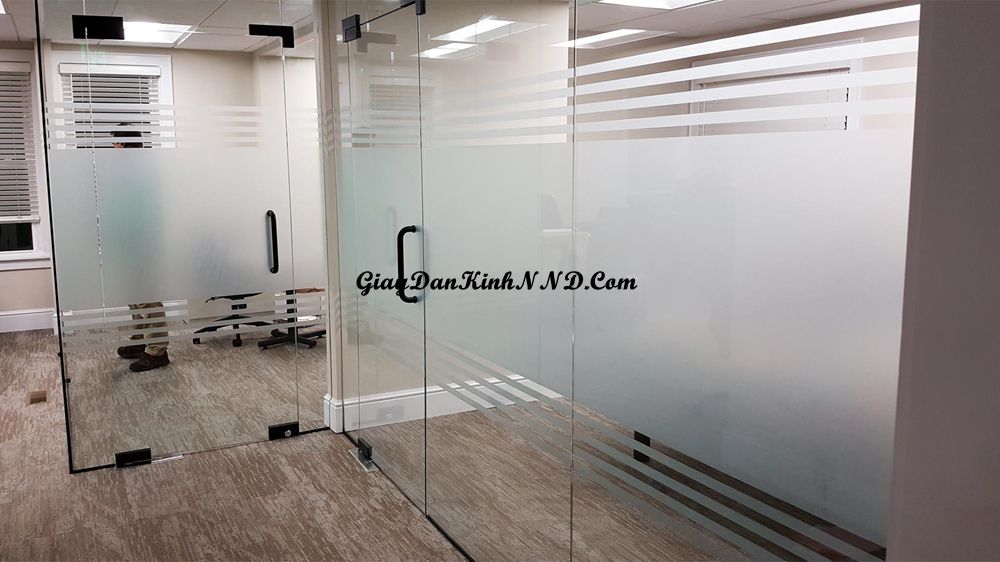 Sử dụng giấy decal dán kính mờ kết hợp với cắt đườn lai kẻ chỉ trang trí cho văn phòng là kiểu dán thông dụng nhất và cũng tiết kiệm chi phí nhất Sử dụng giấy decal dán kính mờ kết hợp với cắt đườn lai kẻ chỉ trang trí cho văn phòng là kiểu dán thông dụng nhất và cũng tiết kiệm chi phí nhất