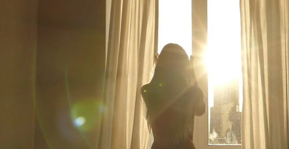 Nên chọn phim cách nhiệt hay rèm cửa đến dán chống nắng cho cửa sổ. Hãy tham khảo bài viết này rồi đối chiếu với nhu cầu từ đó có được câu trả lời.