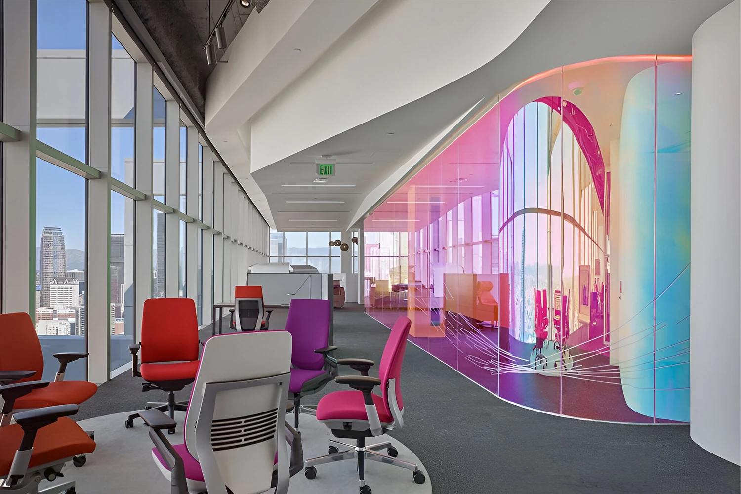 Vách kính sử dụng phim đổi màu kính Colorful Red