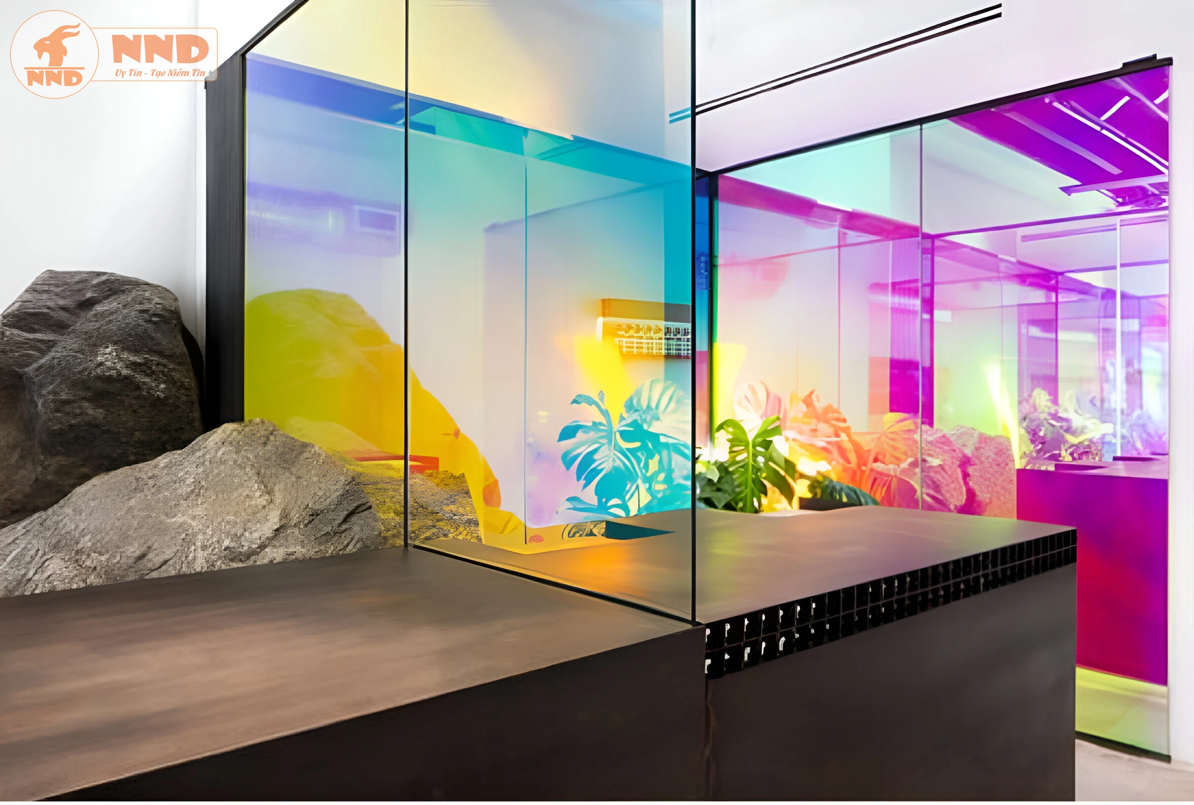 Khi ánh nắng đi qua lớp phim Đỏ Cam, mọi thứ trở nên lung linh và đầy sức sống.