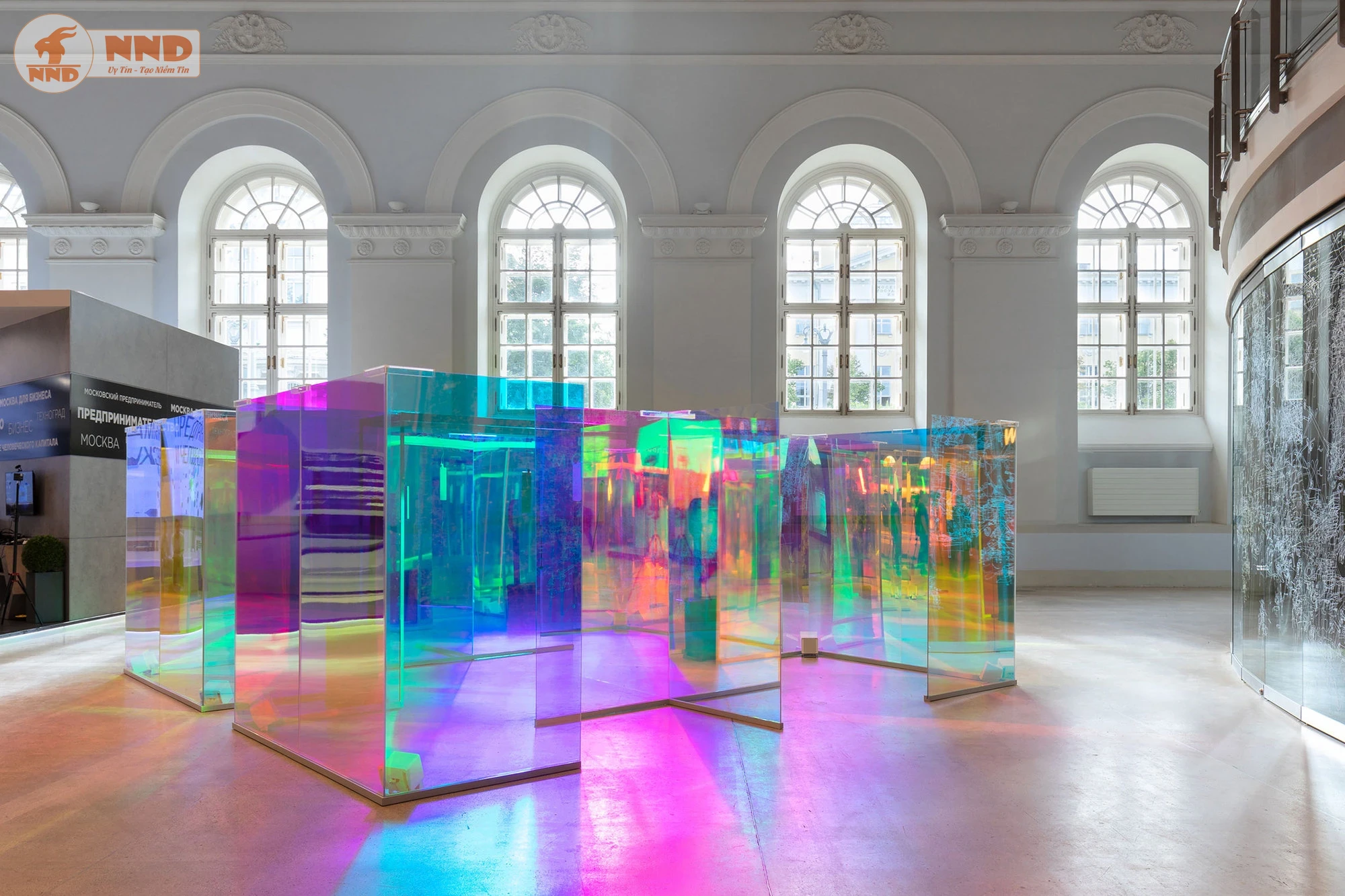 Biến những tấm kính đơn thuần thành điểm nhấn sang trọng cho căn hộ.