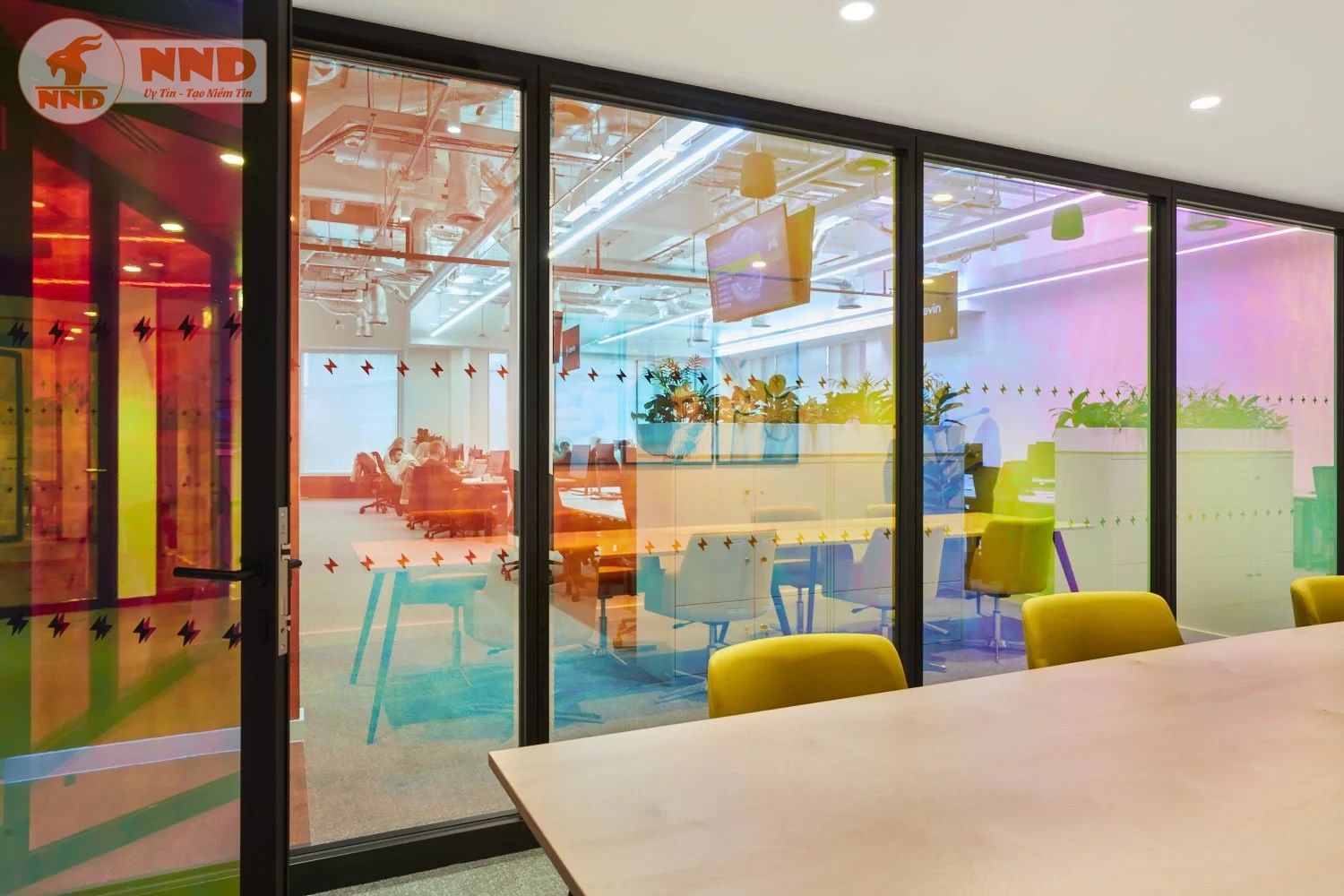 Sắc Đỏ Cam không chỉ là màu sắc, đó là một lời khẳng định phong cách.