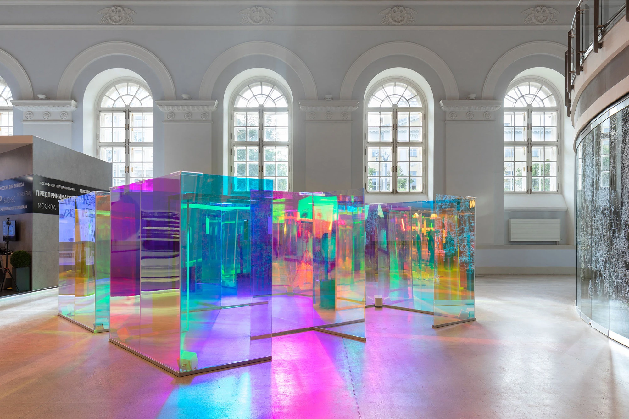 Vách kính sử dụng phim đổi màu kính Colorful