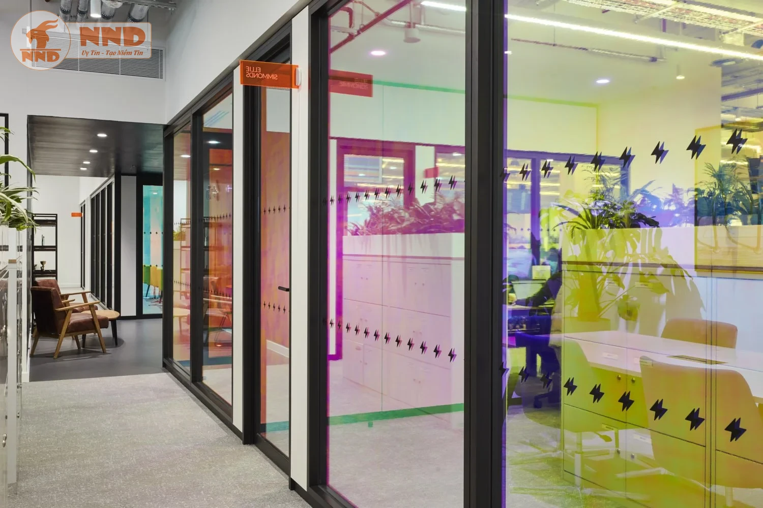 Sắc Đỏ Cam không chỉ là màu sắc, đó là một lời khẳng định phong cách.