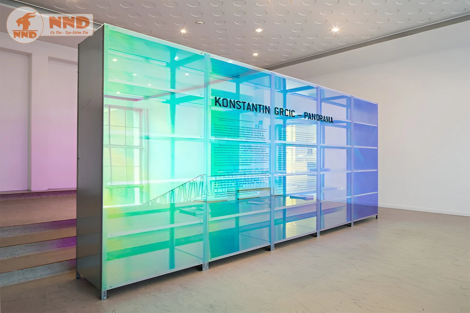 Biến những tấm kính đơn thuần thành điểm nhấn sang trọng cho căn hộ.