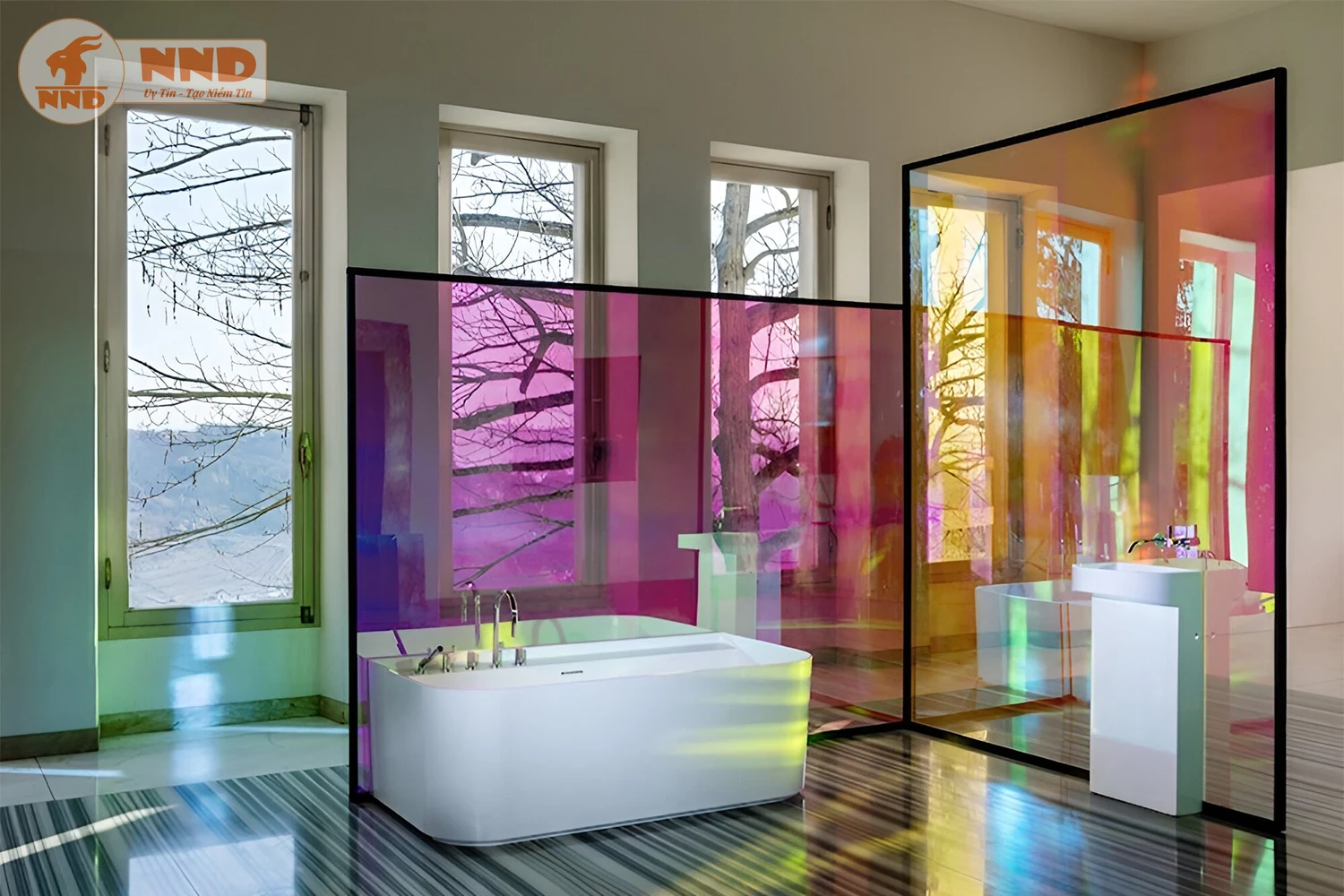 Khi ánh nắng đi qua lớp phim Đỏ Cam, mọi thứ trở nên lung linh và đầy sức sống.