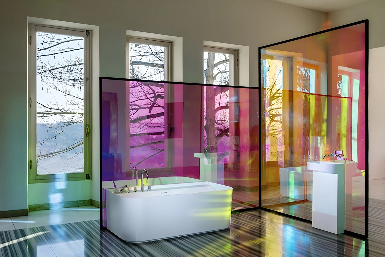 Vách kính sử dụng phim đổi màu kính Colorful Red