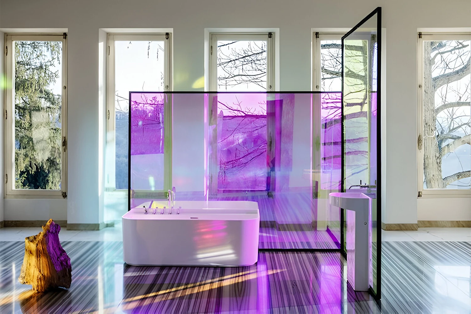 Vách kính sử dụng phim đổi màu kính Colorful Red