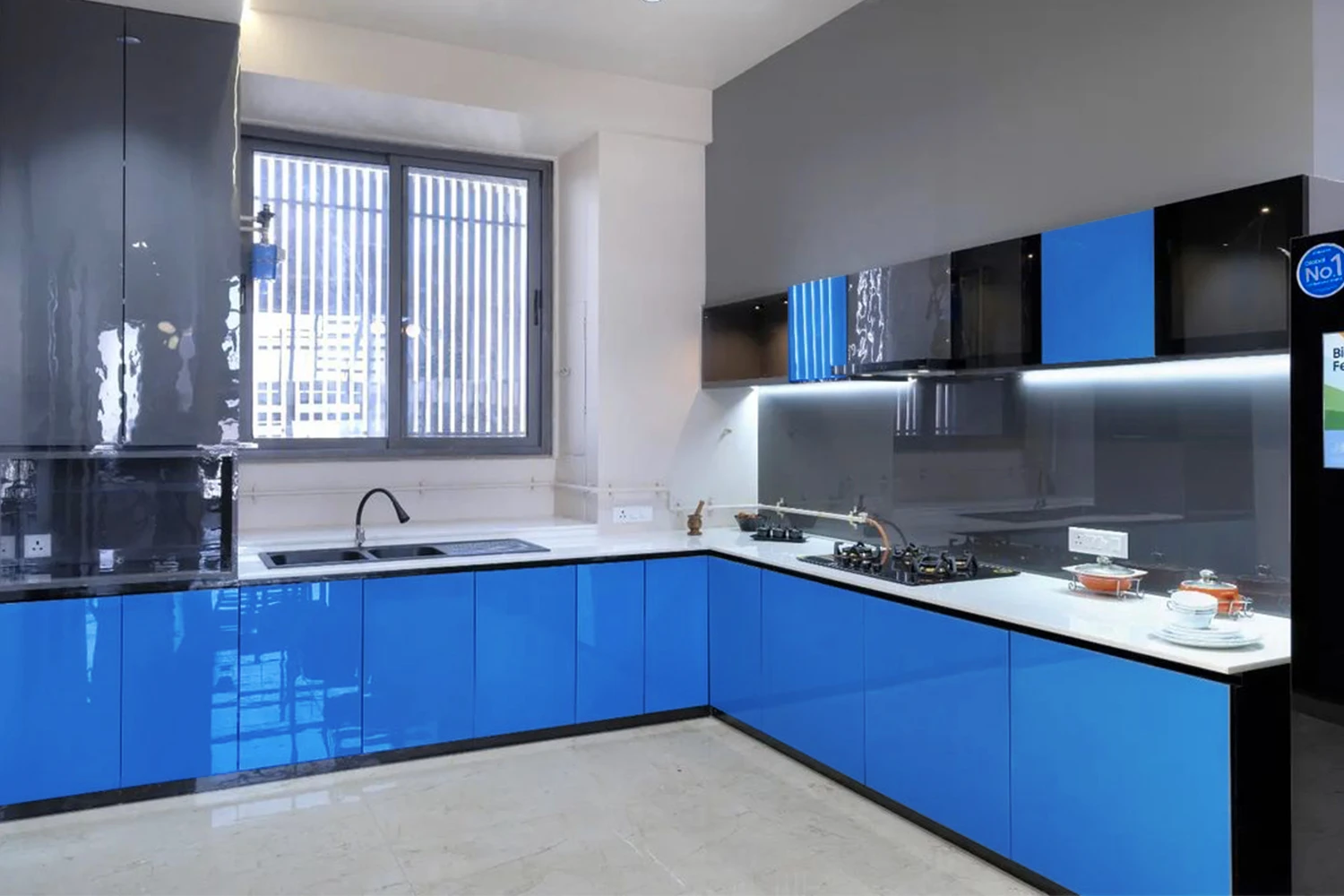 Xanh Coban - Sắc màu của sự quyền lực và tinh tế. Một chút điểm nhấn xanh bóng gương đủ để biến căn bếp đơn điệu trở thành kiệt tác nội thất