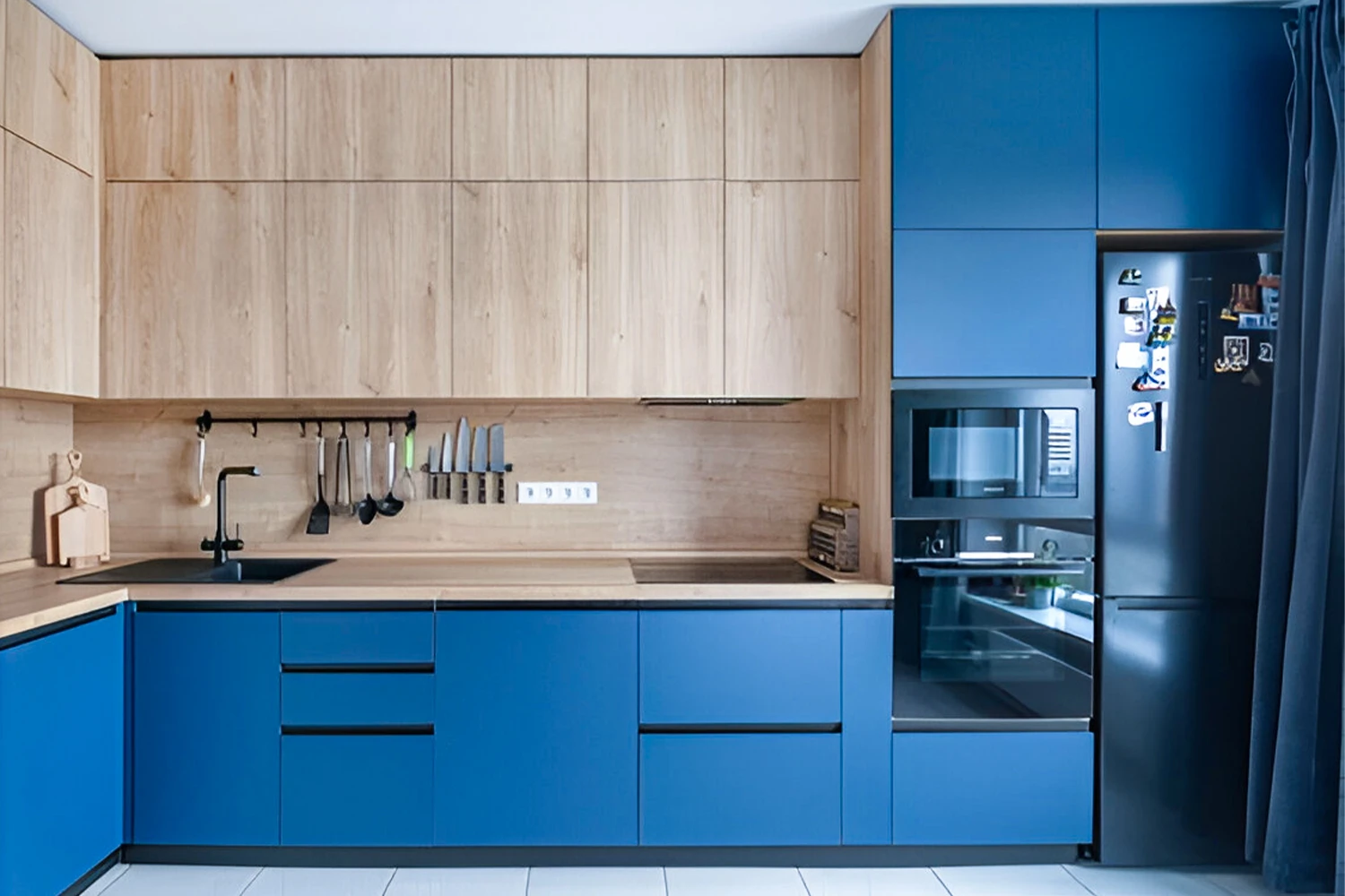 Màu xanh 'quốc dân' che mọi khuyết điểm của tủ cũ. Dán là dính, đẹp ngay tức thì mà chi phí lại cực kỳ tiết kiệm