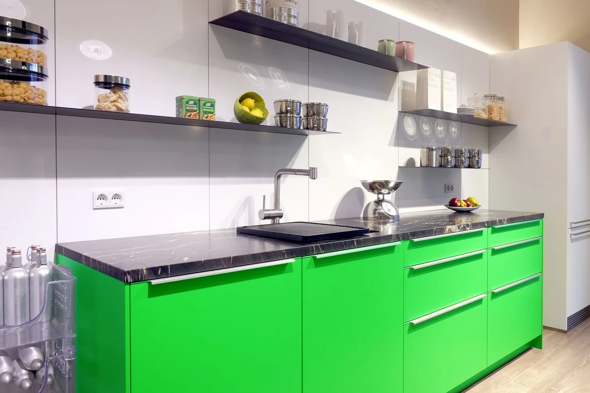 Sự kết hợp hoàn hảo giữa ánh sáng tự nhiên và bề mặt decal bóng gương tạo nên vẻ đẹp tinh tế, sạch sẽ.