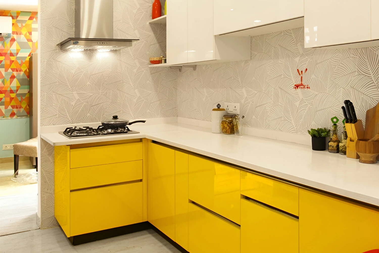 Nâng tầm đẳng cấp cho gian bếp với gam màu vàng - trắng thời thượng. Tiện nghi, gọn gàng và đầy tinh tế