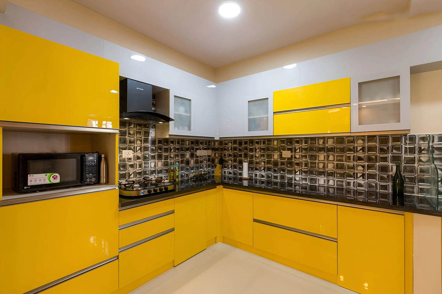 Không gian bừng sáng, cảm hứng ngập tràn. Tông vàng chanh tươi mát xua tan mọi mệt mỏi sau ngày dài làm việc.