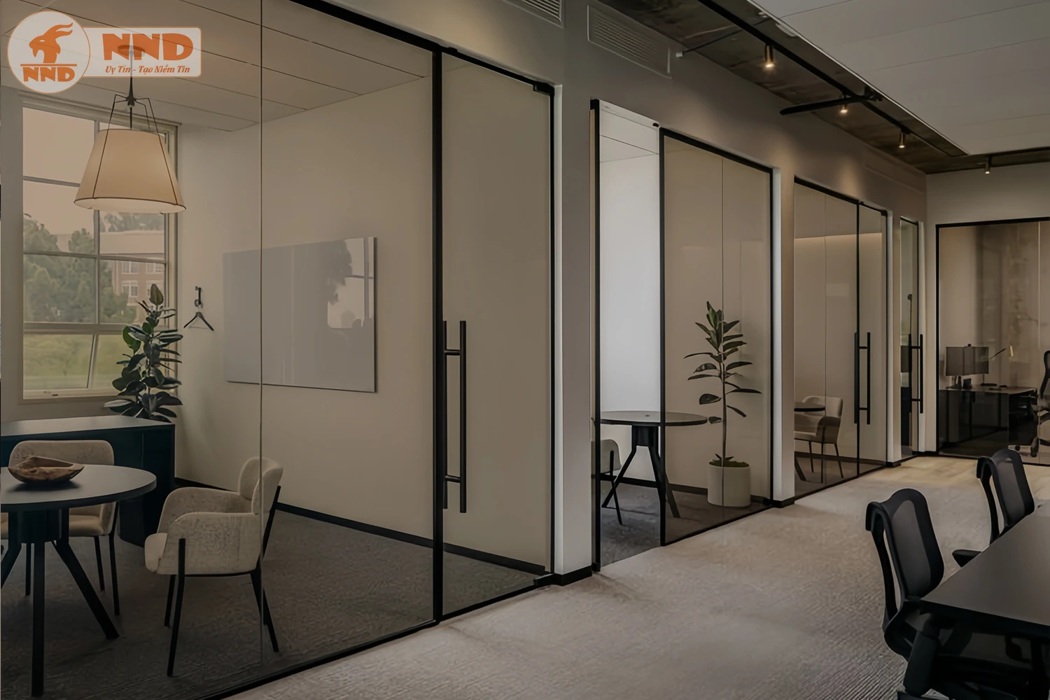 Khu vực văn phòng với các phòng họp và phòng làm việc riêng tư bằng kính