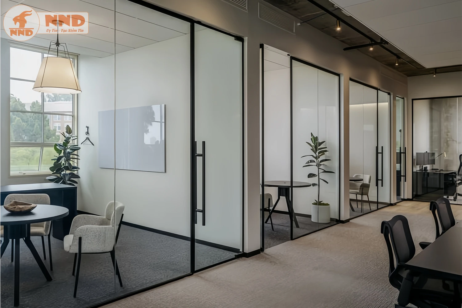 Các phòng làm việc riêng biệt trong văn phòng mở