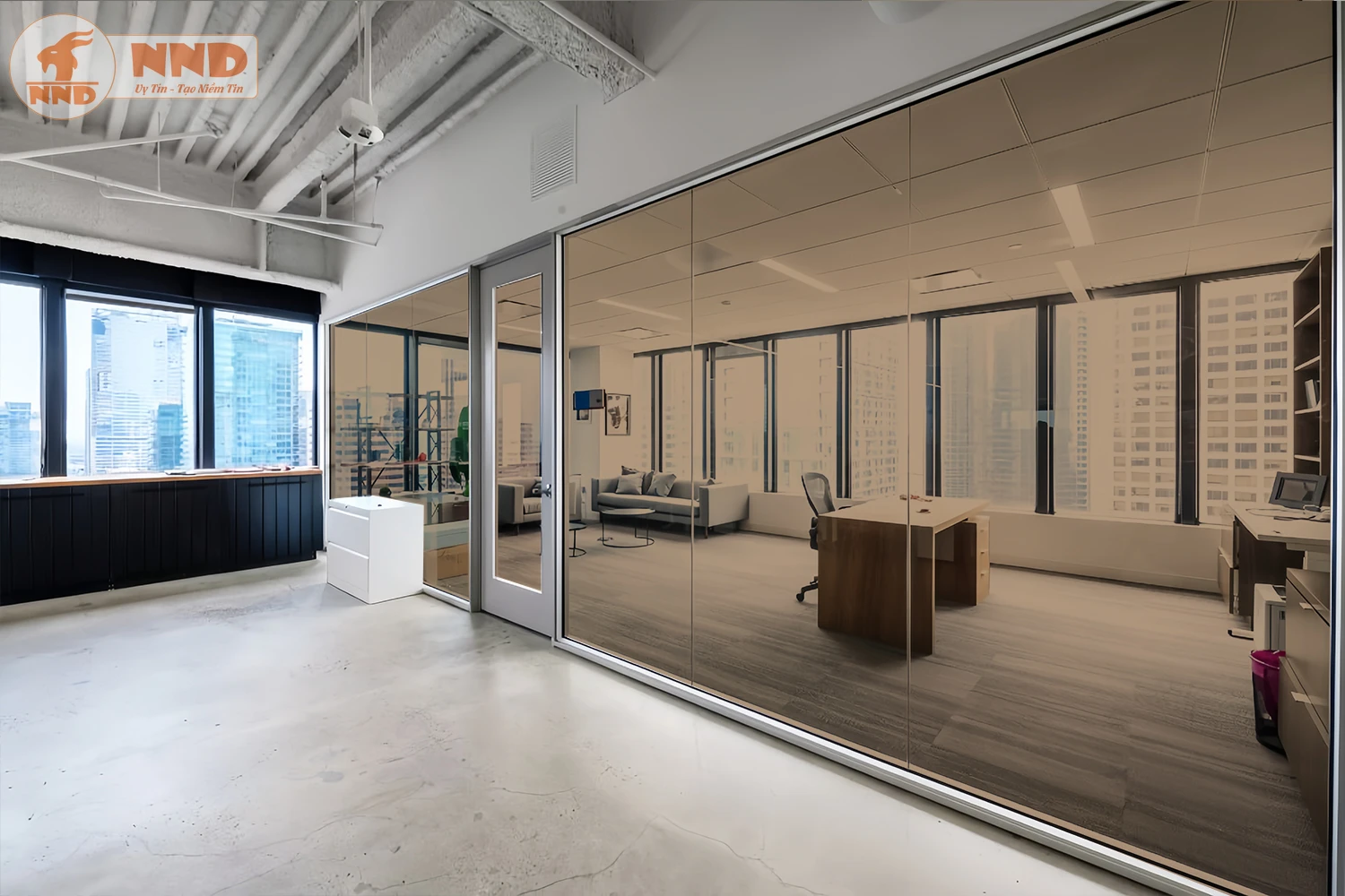 Văn phòng làm việc với vách kính lớn