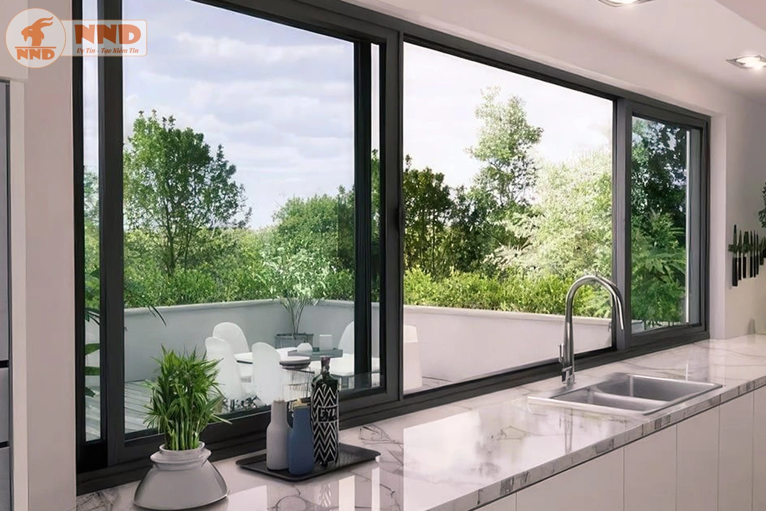 Cửa sổ bếp với view cây xanh