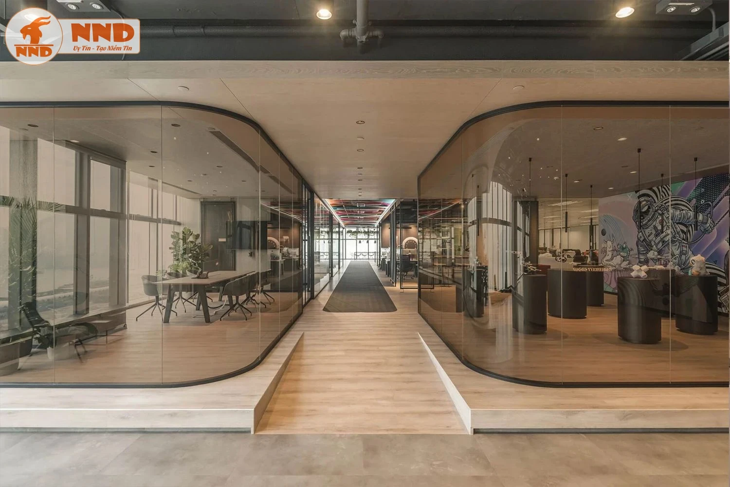 Hành lang văn phòng với vách kính cong độc đáo