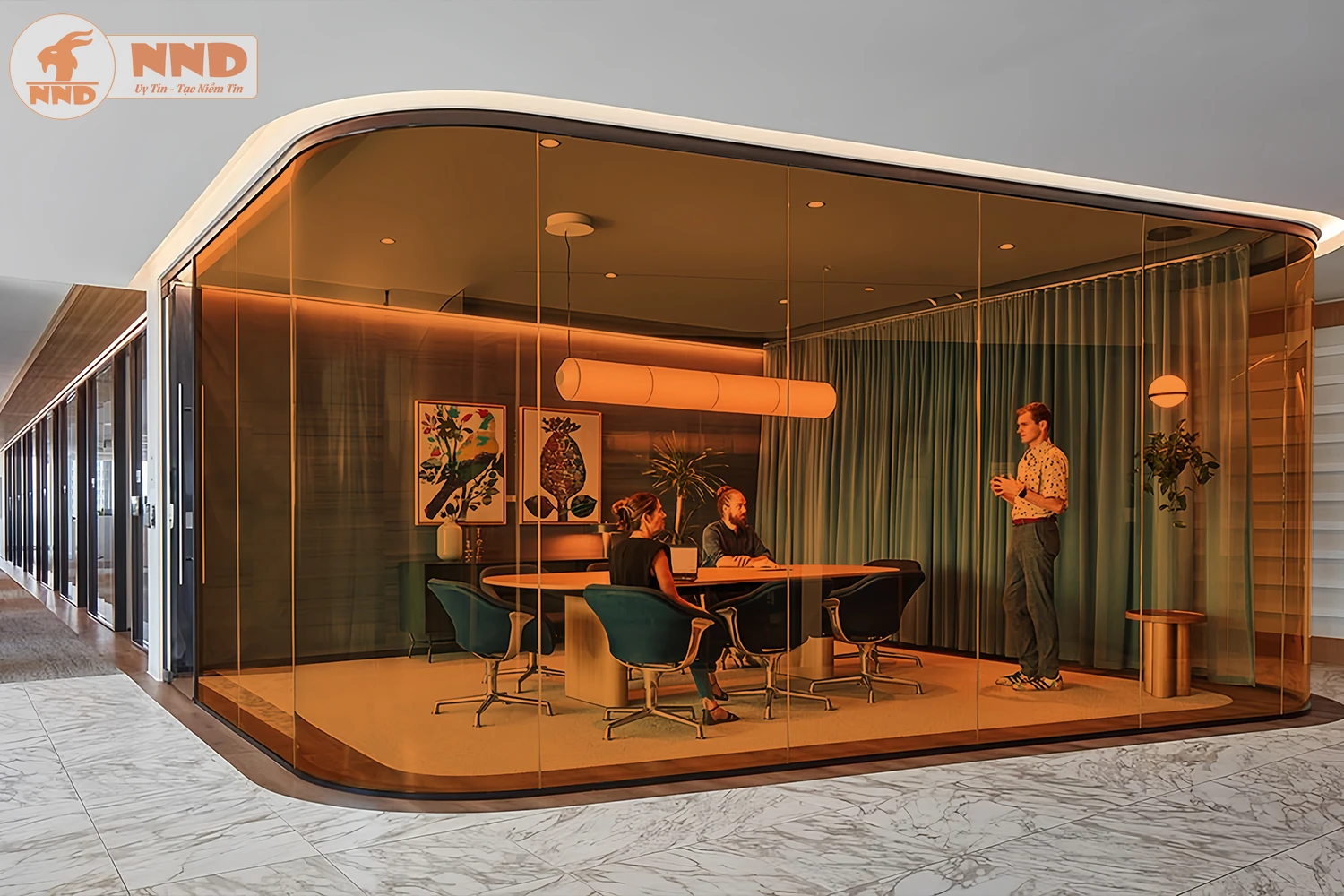 Phòng họp sáng tạo với vách kính cong màu cam và rèm xanh dương