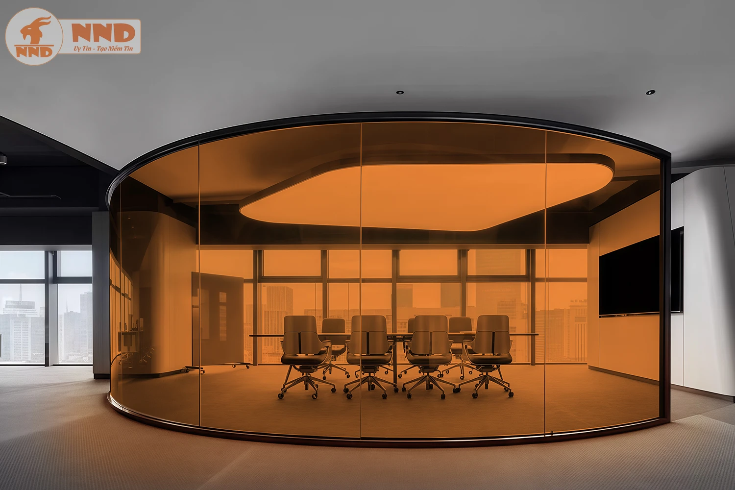 Phòng họp hình bán nguyệt với vách kính màu cam