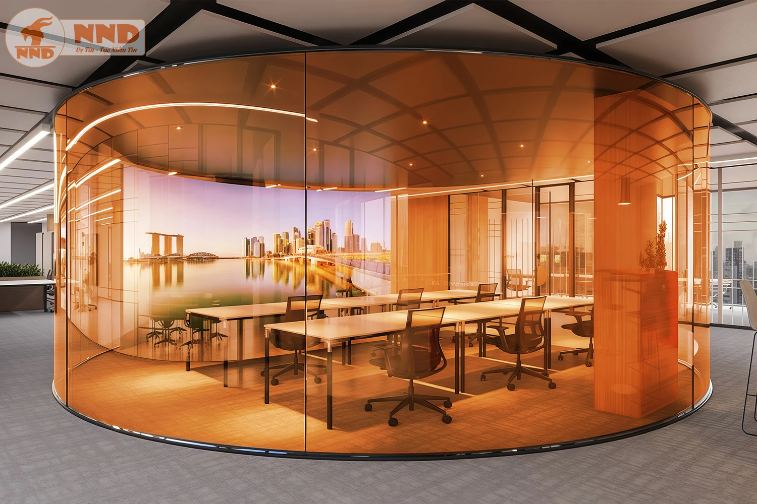 Phòng họp hình bán nguyệt với vách kính màu cam