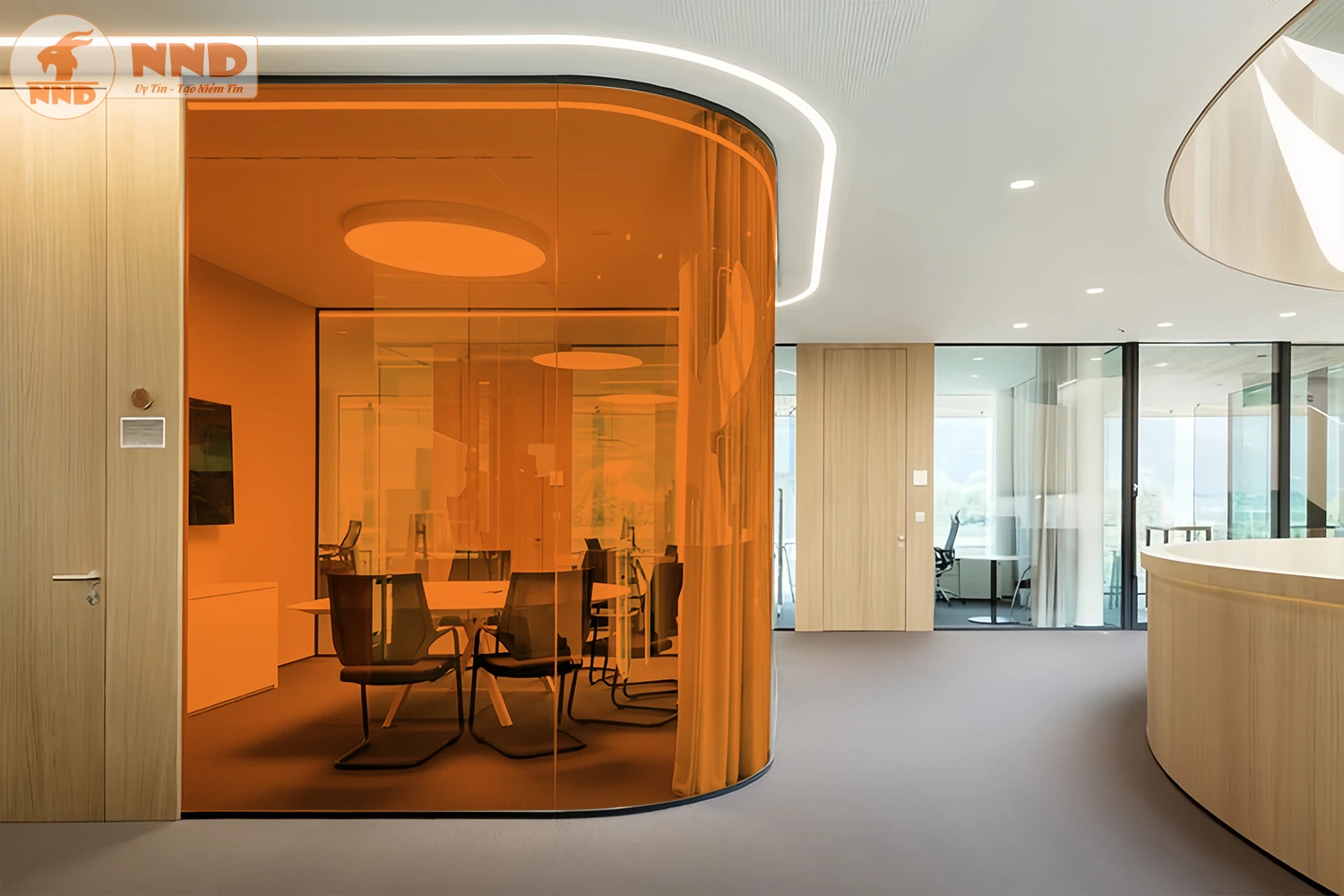 Hành lang văn phòng với phòng họp kính cong màu cam và nội thất gỗ