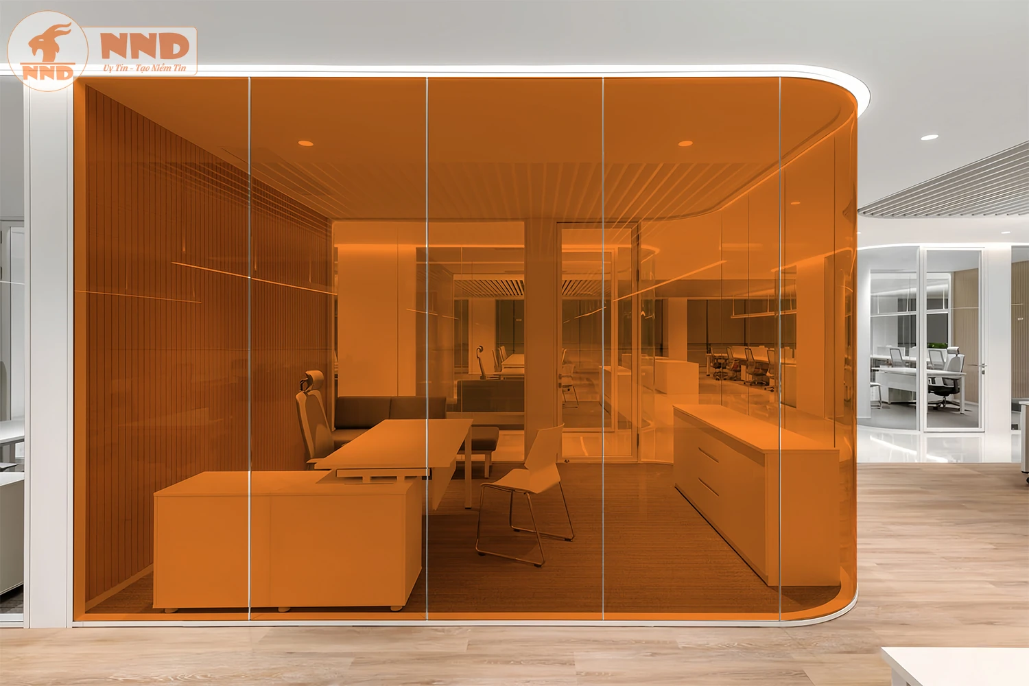 Phòng họp sáng tạo với vách kính cong màu cam