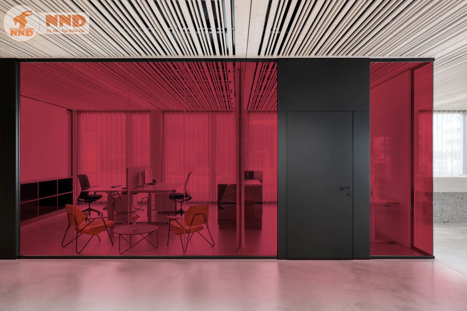 Phòng họp kín với vách kính đỏ và phần cửa đen hiện đại